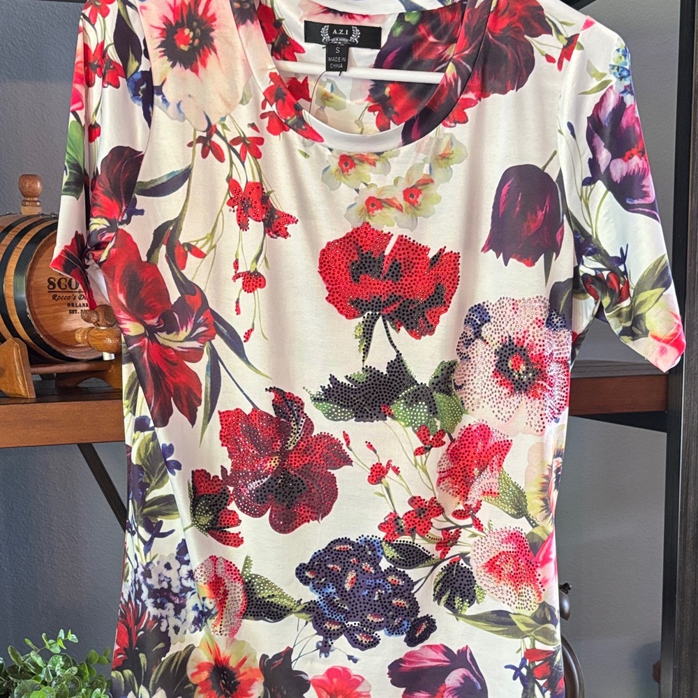 Azi nwt Multicolor Floral Short Sleeve Top ptp 18 boutique